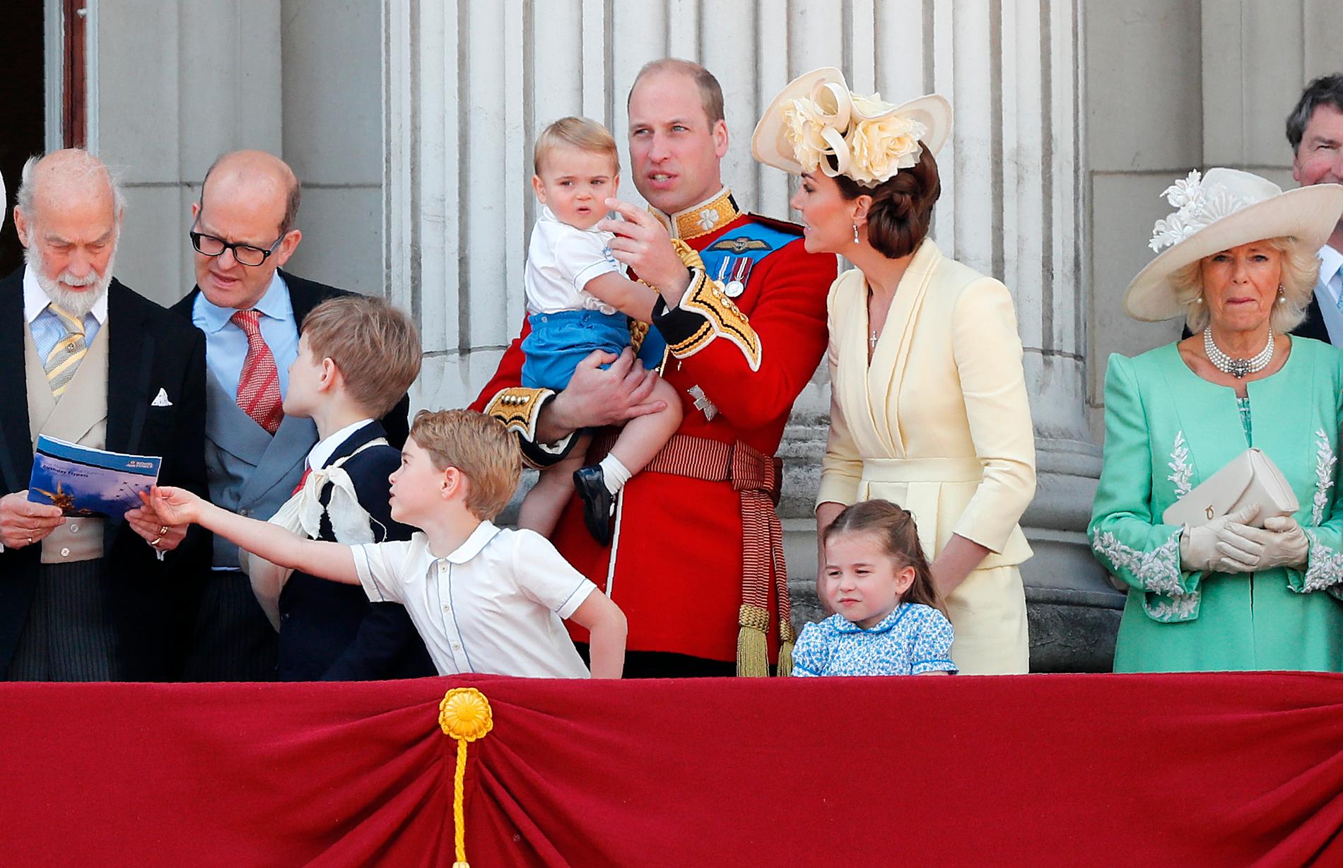 Den brittiske prins William med hustrun Kate och barnen George, Charlotte och Louis följer en parad i London den 8 juni. Arkivbild