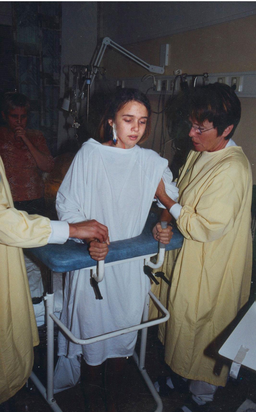 ÅR 2002: Linda, 12, efter sin första steloperation.