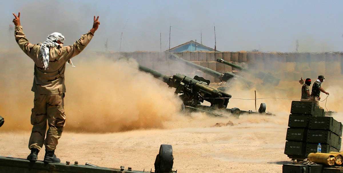 Irakiska styrkor avfyrar artillerield mot irakiska staden Fallujah, som kontrolleras av terrorsekten IS. Bilden från den 29 maj i år.