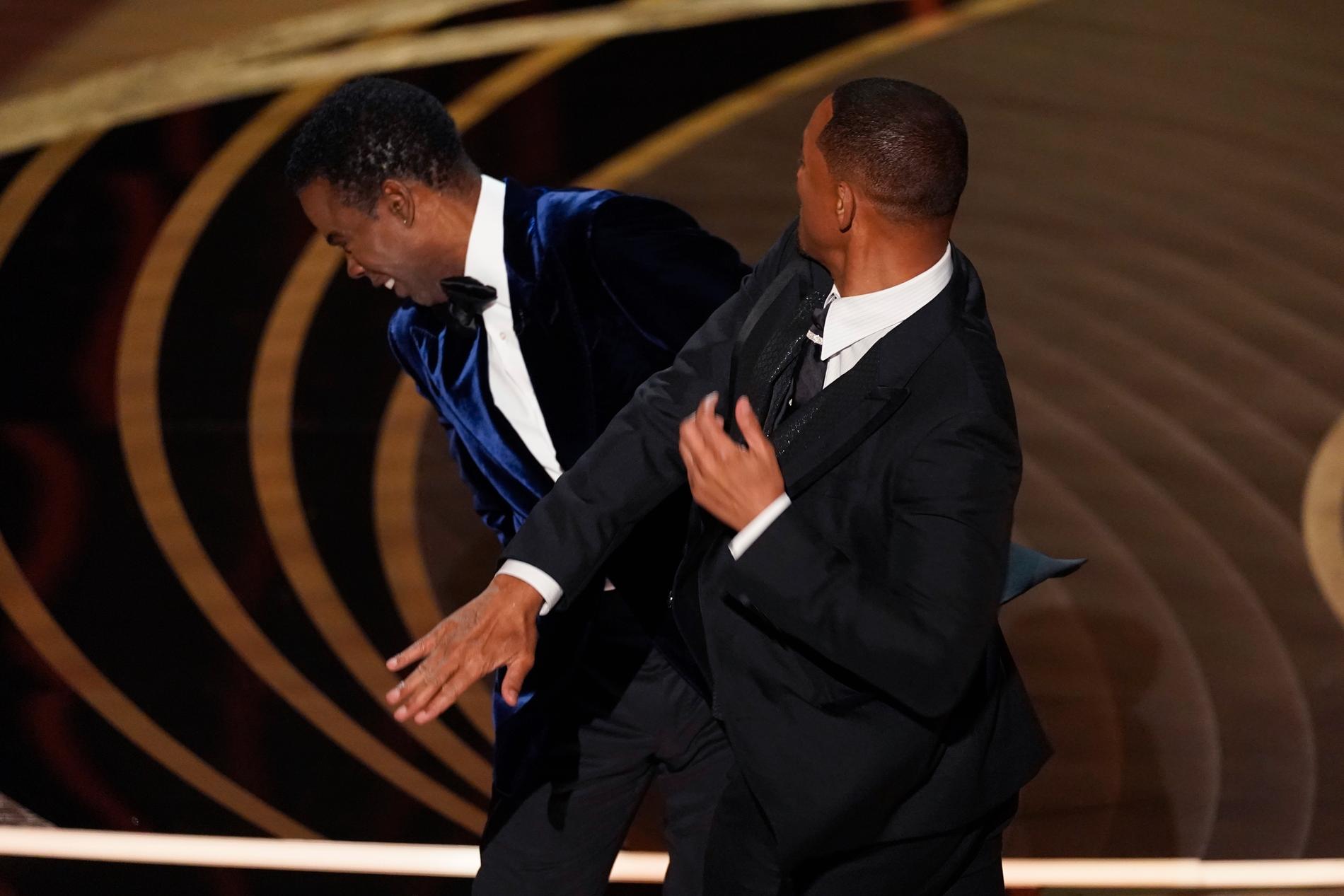 Will Smith slår till Chris Rock på Oscarsgalan. Arkivbild.
