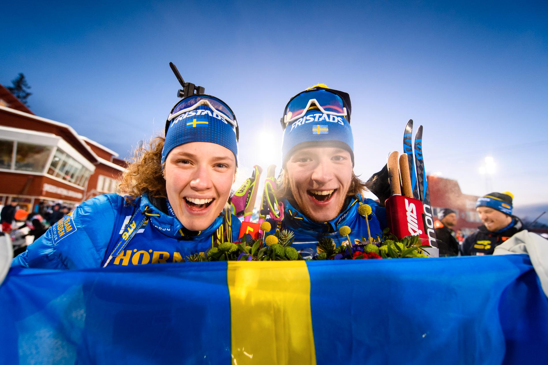 Hanna Öberg och Sebastian Samuelsson firar sitt VM-brons  i mixstafett 2019.