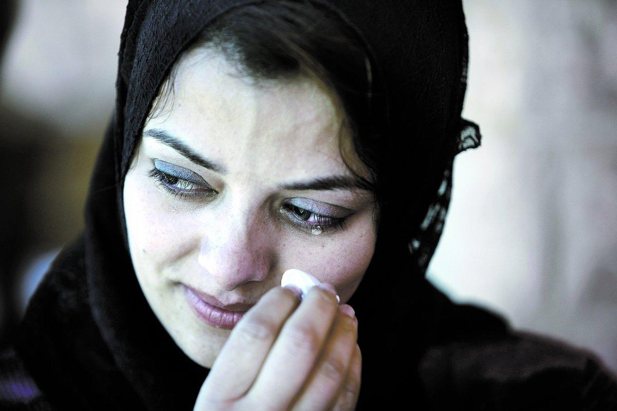 Tårarna faller Aftonbladets tolk Basma Abualila, 27, gråter – men hon märker det inte själv. Basma och hennes amilj är flyktingar i sin egen värld. Människorna i Gaza har inte någonstans att fly.