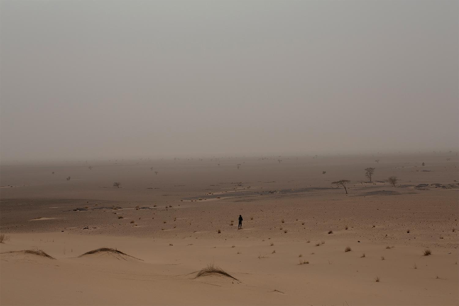 En Polisariosoldat står på sin post i öknen, tio mil sydväst om staden Mijek  i de Polisariokontrollerade ”befriade områdena”. Foto: Johan Persson