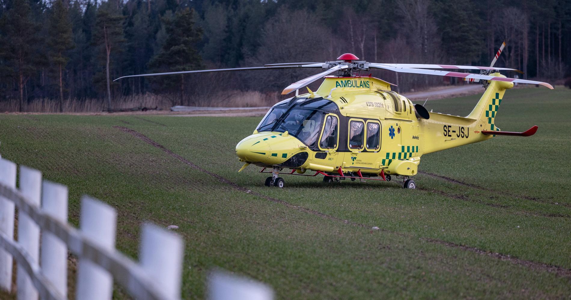 Räddningstjänstens helikopter på plats vid gården. 