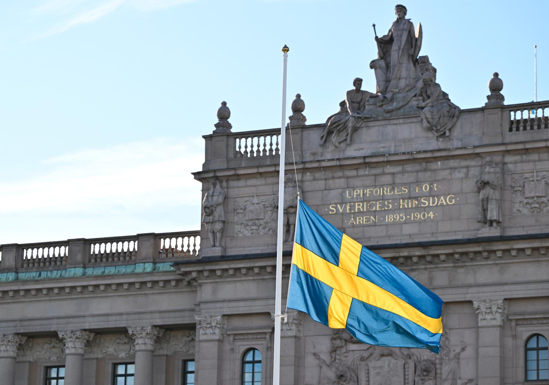 Flaggan utanför riksdagen på halv stång efter terrordådet i Bryssel.