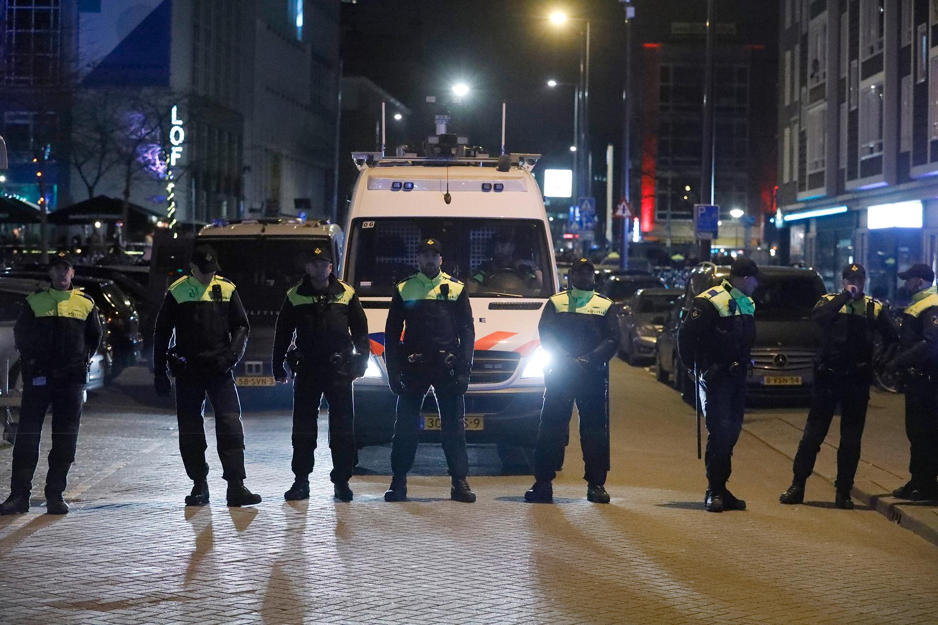Polisbevakning i samband med turkiskt valmöte i Rotterdam, Nederländerna.