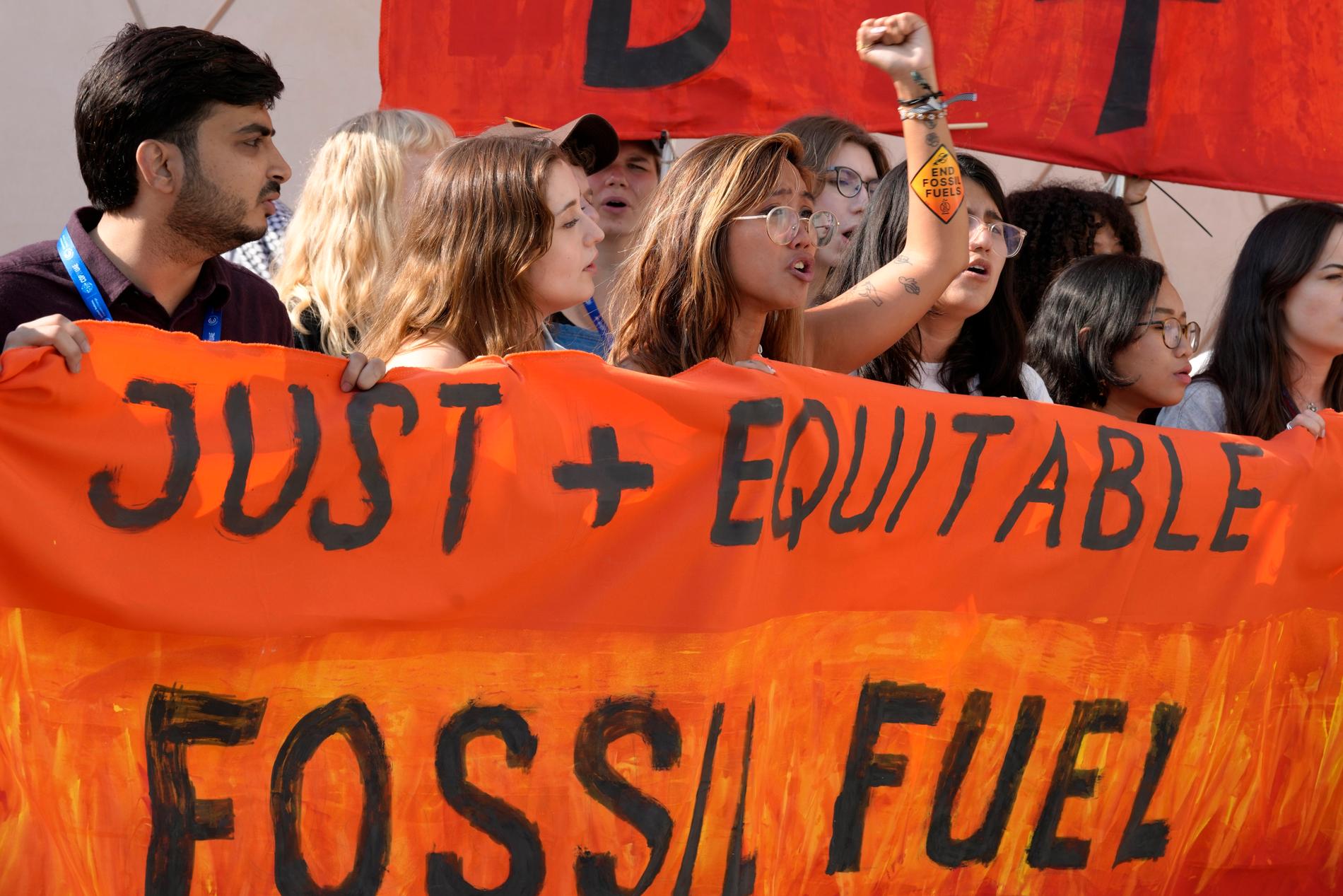 Klimataktivister protesterar under klimattoppmötet COP28 i Förenade Arabemiraten.