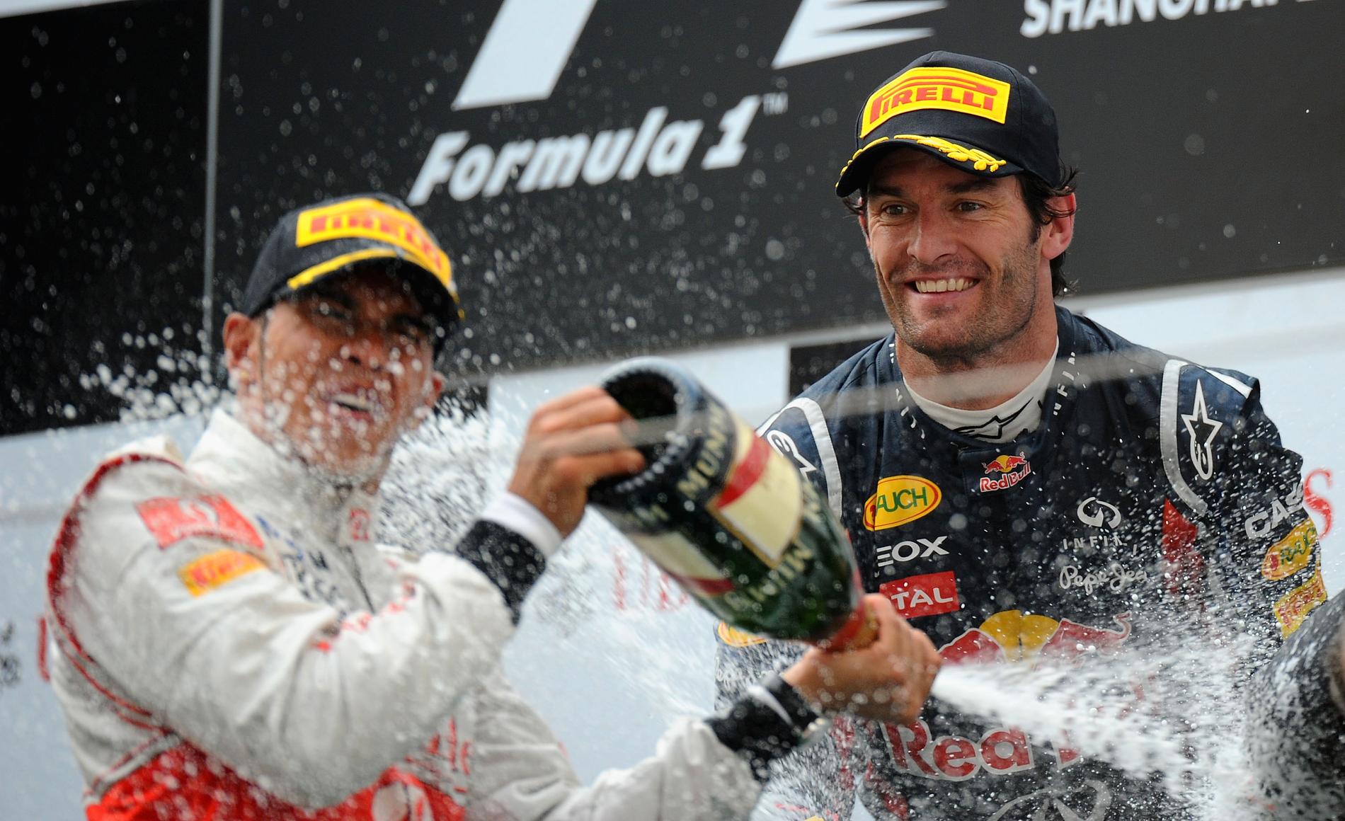 Mark Webber firar insatsen med Lewis Hamilton.