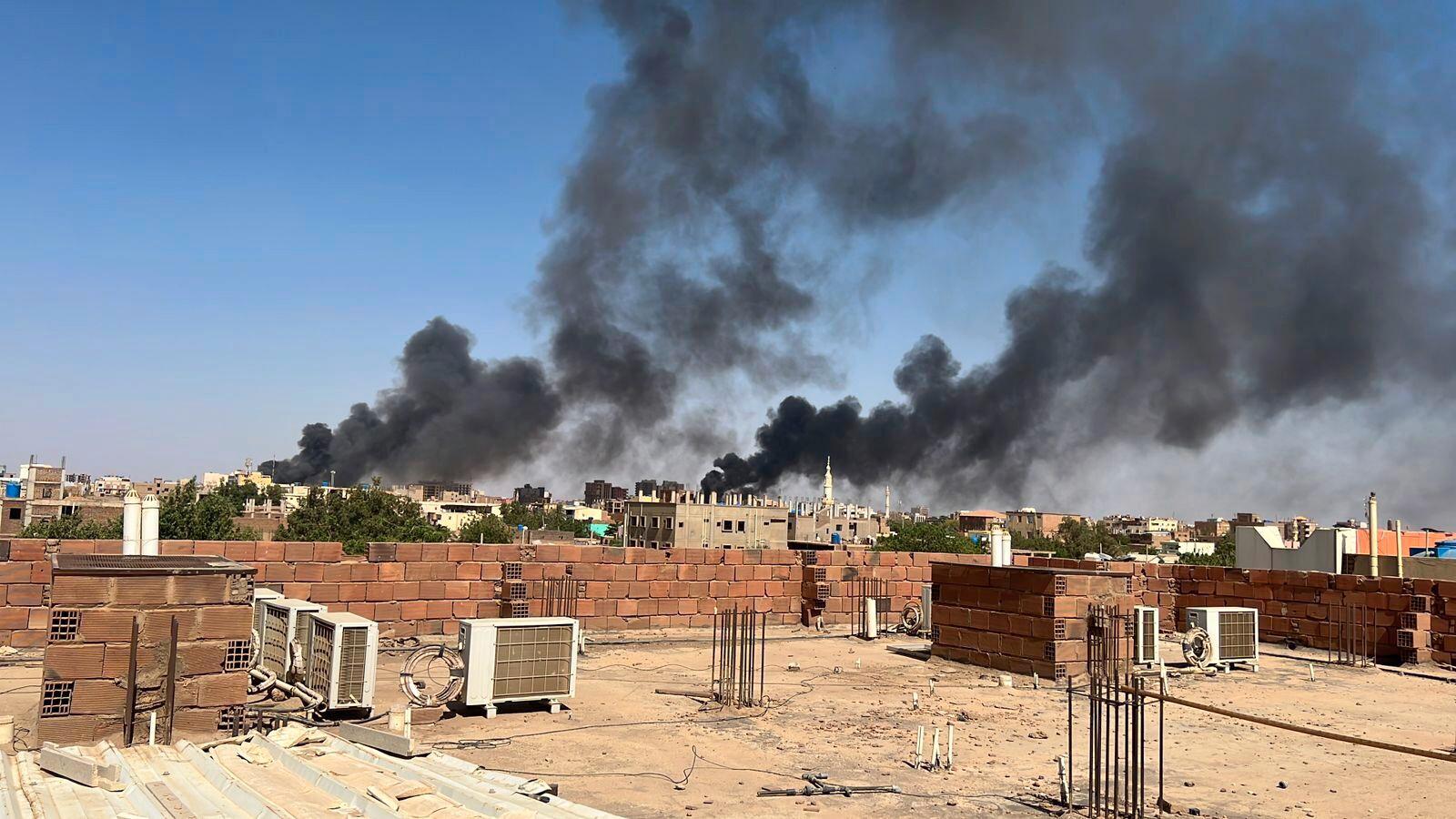 Rökpelare i staden Khartoum. 