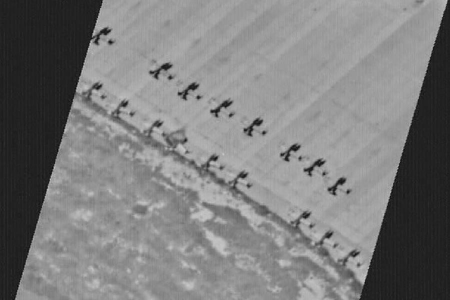 Nya spaningsbilder  Svenska Jas Gripen har genomfört flera flygningar över Libyen. På nya bilder som släpptes i går syns vad som tror är Gaddafis flygplan vid en landningsbana.