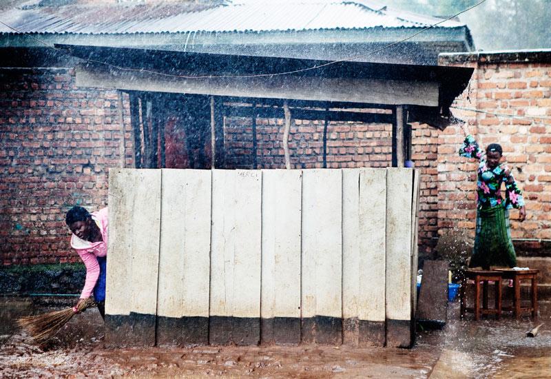 Två kvinnor på kvinnojouren Dorcas försöker rädda tvätt och köksgolv från att bli dyngsurt.