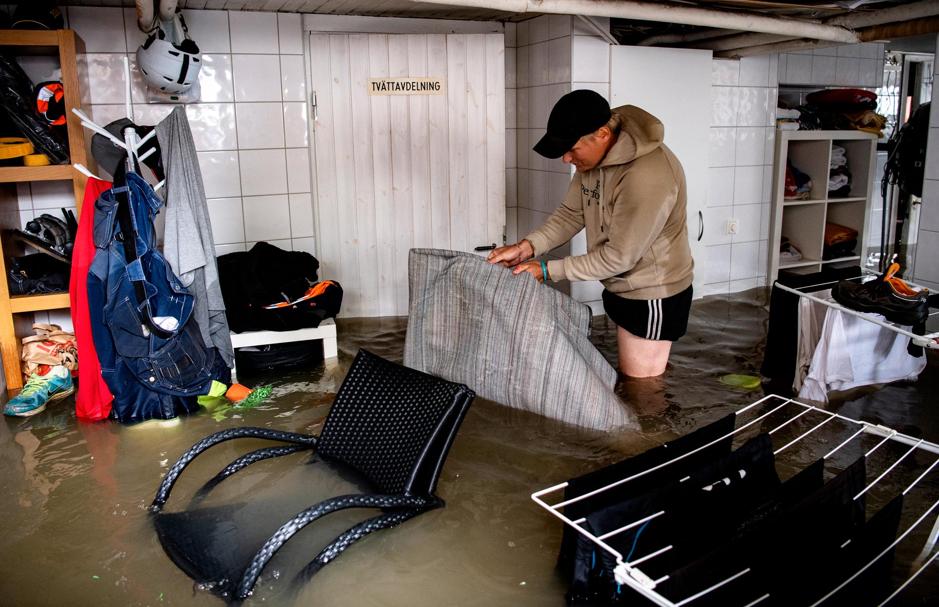 Tobias Åström hjälper sin far Pekka Rovanperäs att röja. De möttes av en meter vatten i källaren efter det intensiva regnandet som drabbade Gävle i augusti.