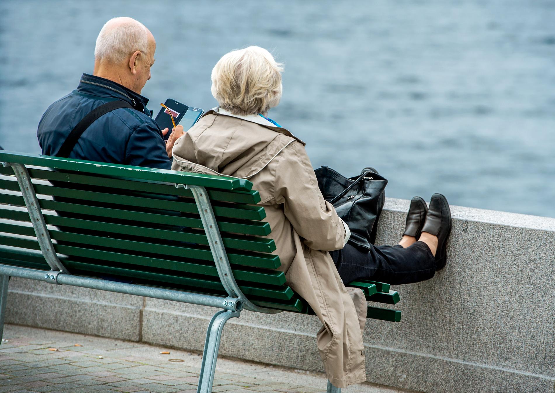 Ett äldre par tar en paus på en bänk. Arkivbild.