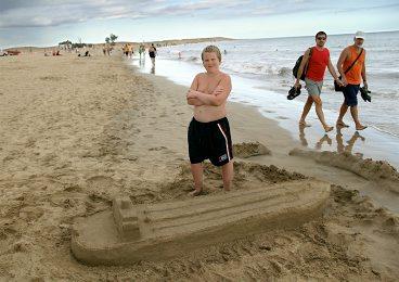 Hess Livio, 11 år, har byggt en tanker på playa Maspalomas.