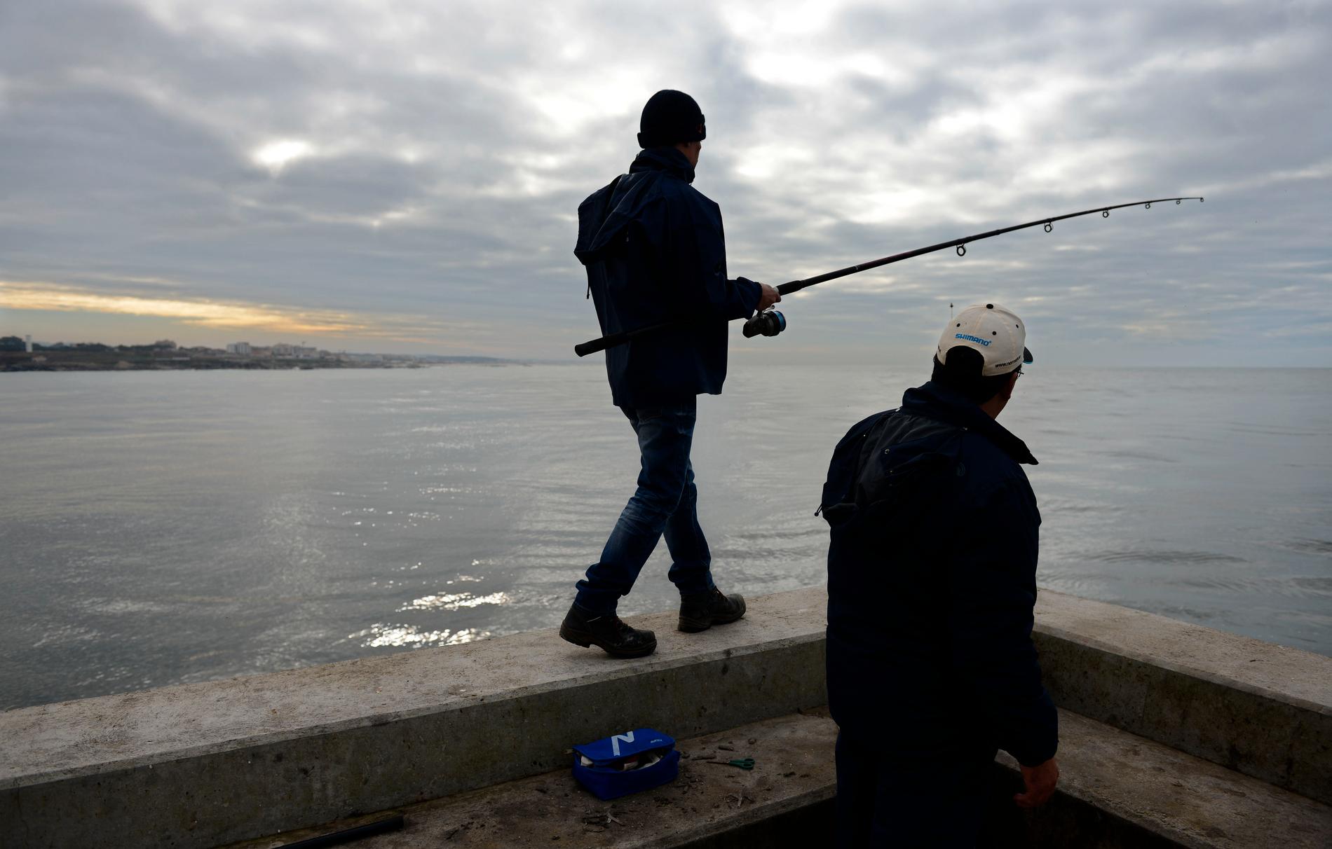 Arbetslösa män försöker dryga ut inkomsten med fiske vid floden Douro i Portugal. Arkivbild.