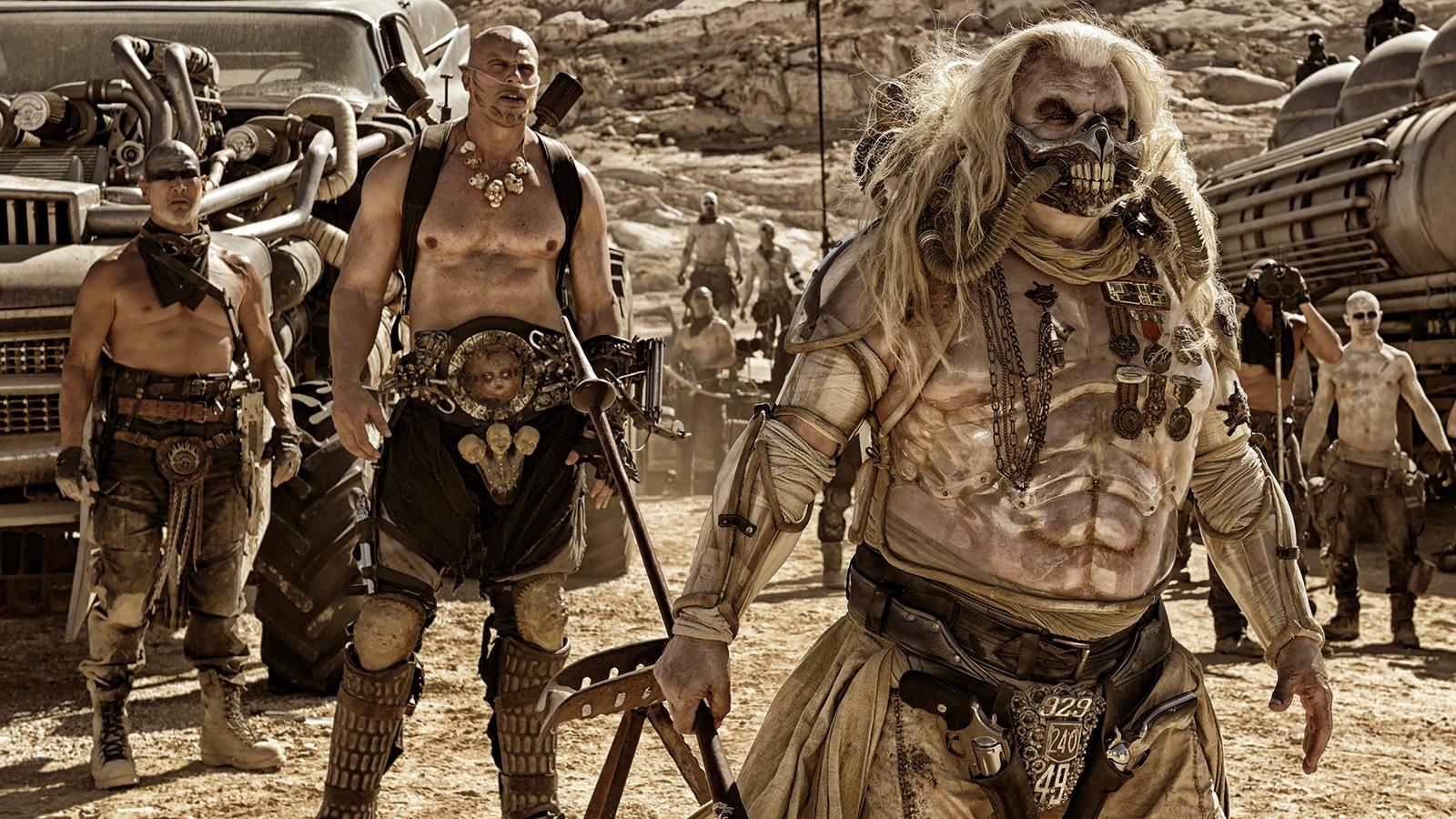 Hugh Keays-Byrne (längst fram) i "Mad Max:Fury Road."