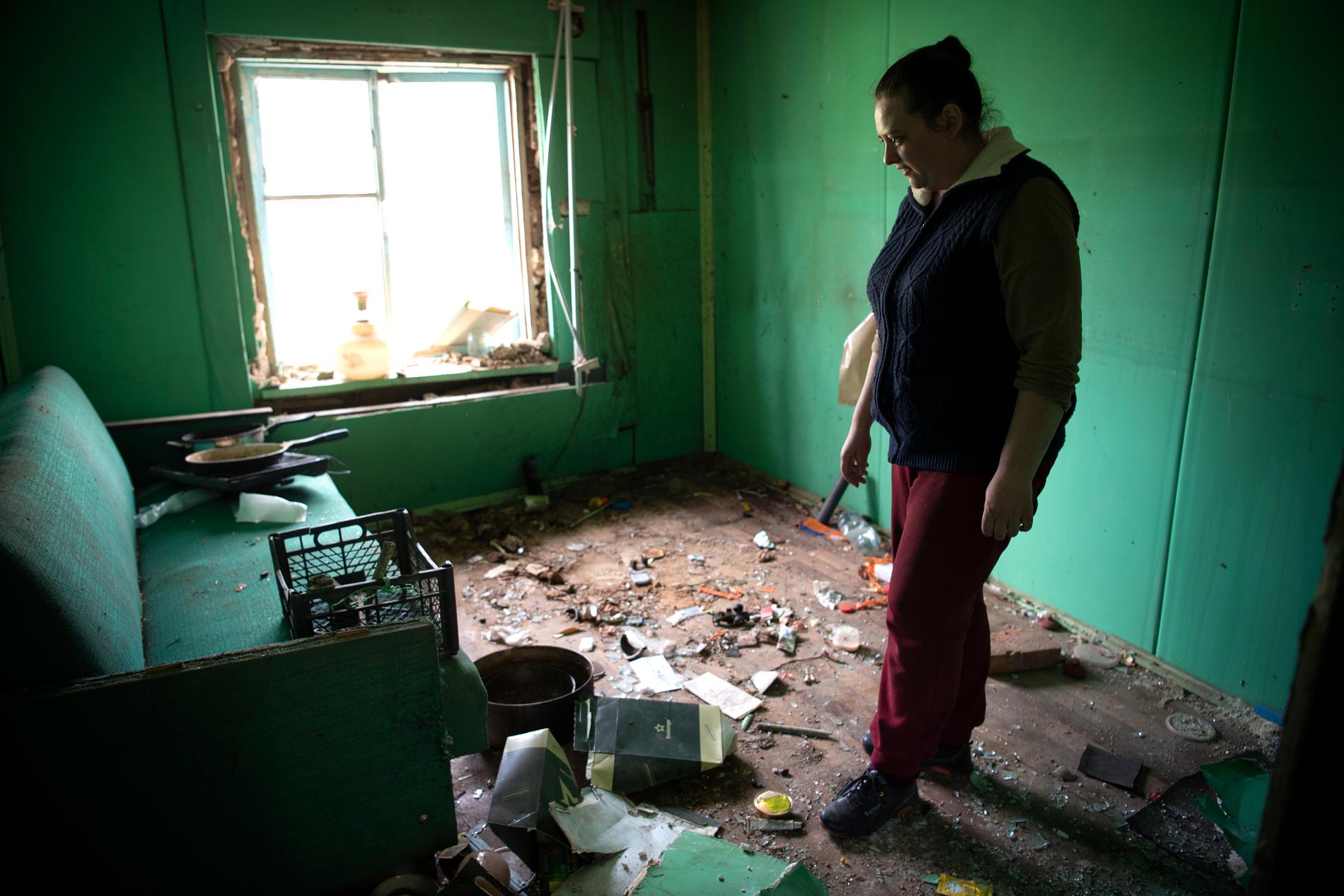 Anya inspekterar vad ryssarna gjort med deras hem.