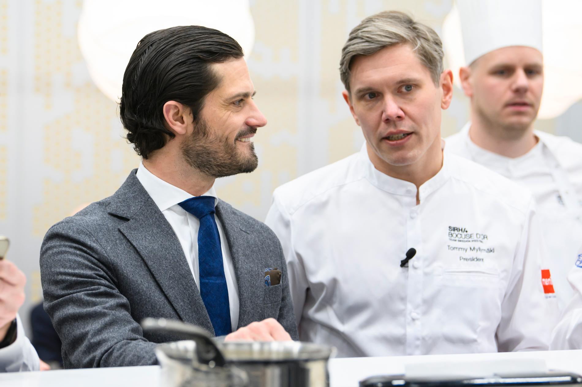 Prins Carl Philip och Tommy Myllymäki under de svenska förberedelserna för kocktävlingen Bocuse d'Or 2023.