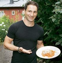 "Min fru tycker nog att vi äter pasta lite för ofta" säger Paolo Roberto, som lagar maten hemma.