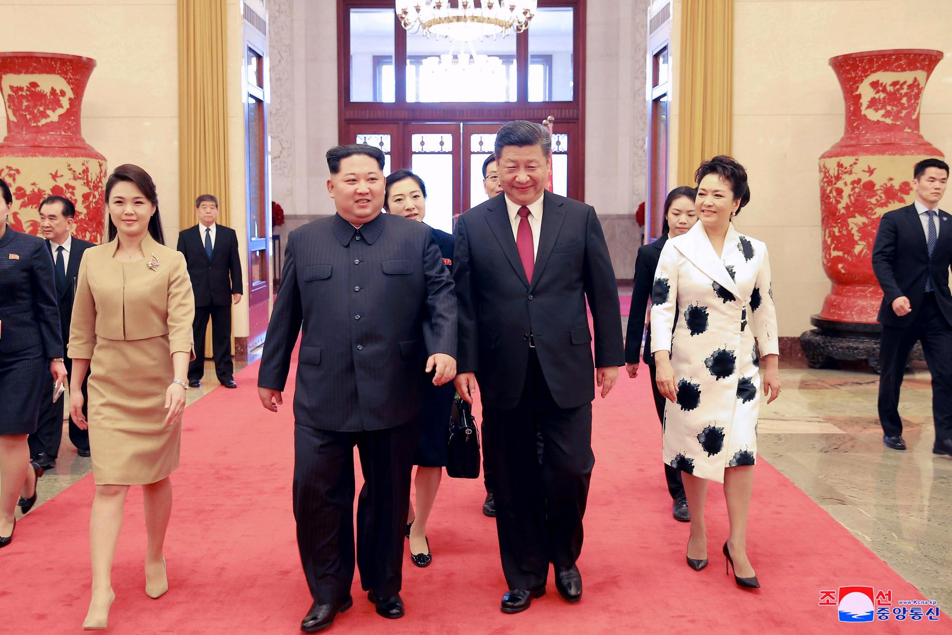 Kims fru, till vänster, ansågs bättre klädd än Xis fru, till höger – i alla fall enligt användarna på Kinas motsvarighet till Twitter.
