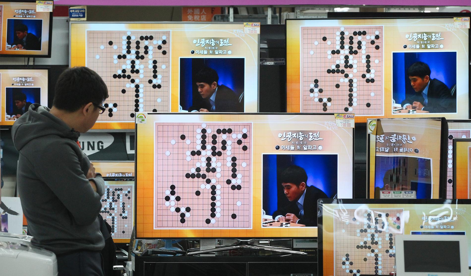 Skärmarna visar den sydkoreanska professionella Go-spelaren Lee Sedol under en match mot AlphaGo 2016. Lee förlorade matchen. 