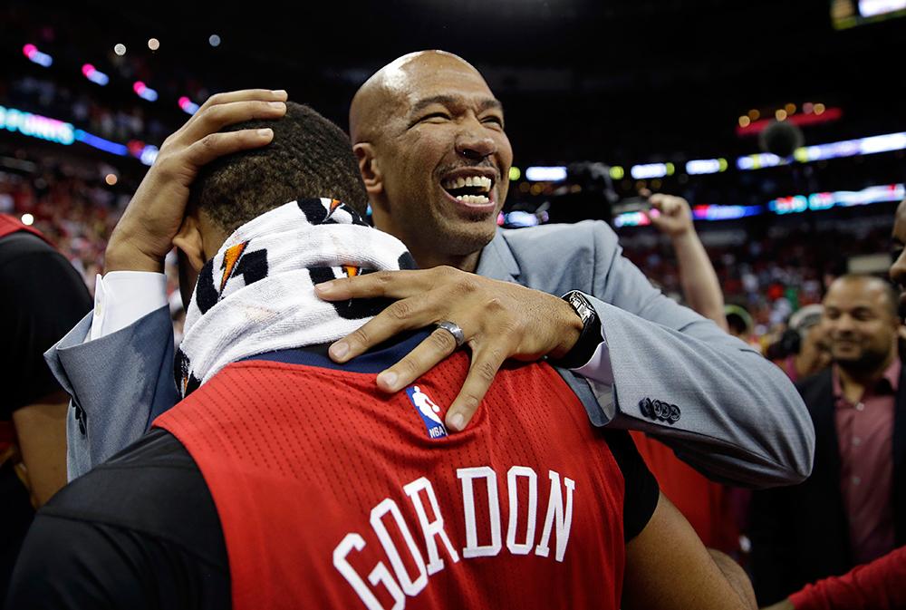 New Orleans Pelicans huvudtränare Monty Williams firar med guarden Eric Gordon.