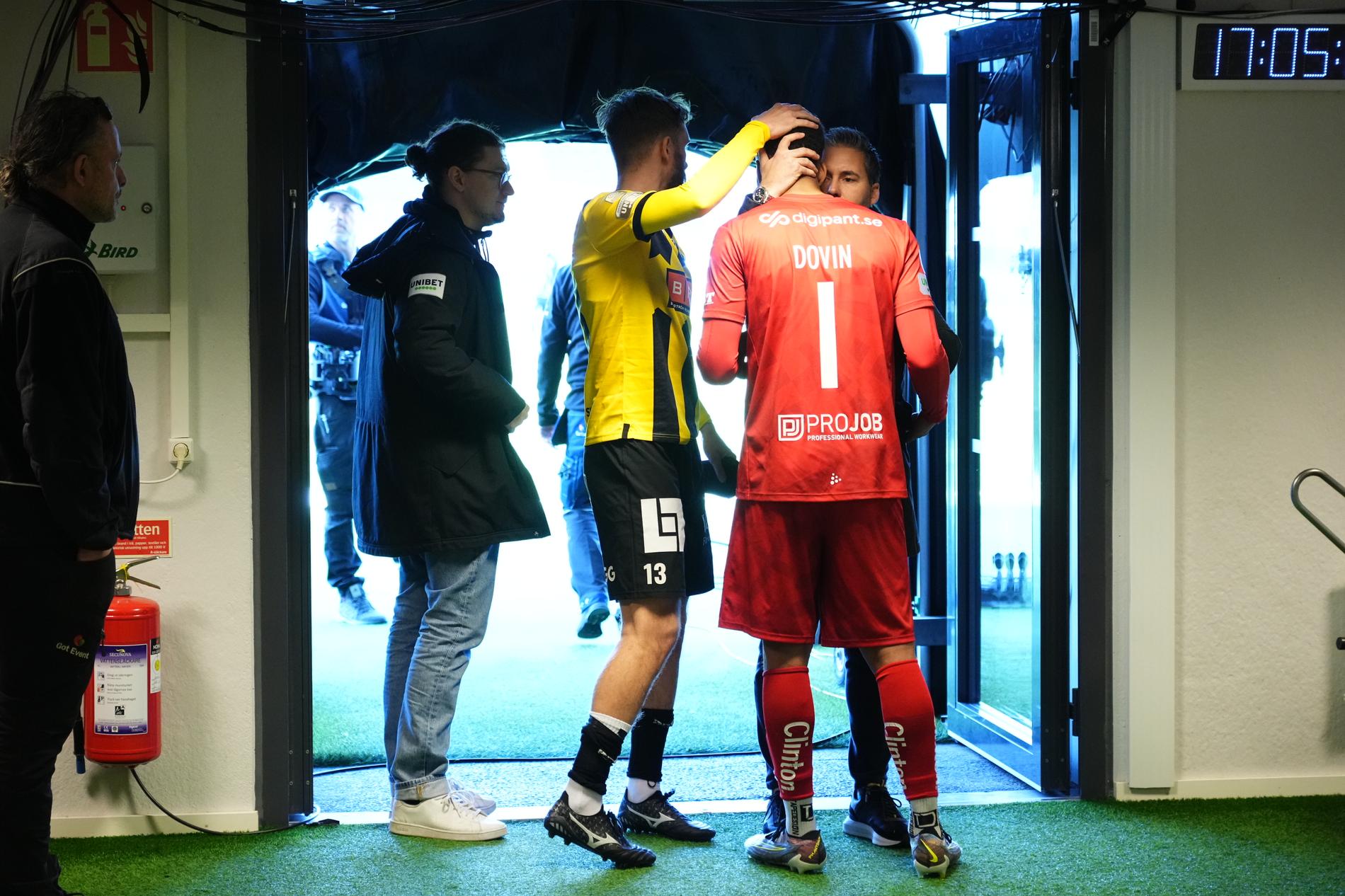 Oliver Dovin tröstas av Häcken-spelare och Hammarby-tränaren Cifuentes efter matchen. 