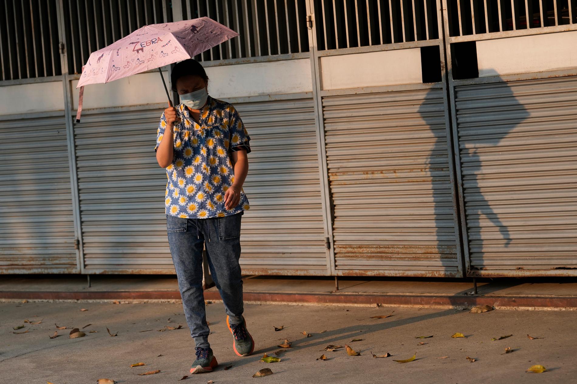 Bangkok-bo tar skydd mot ursinniga hettan.