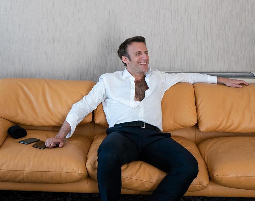 Bilden på Frankrikes president Macron med uppknäppt skjorta har vält internet.