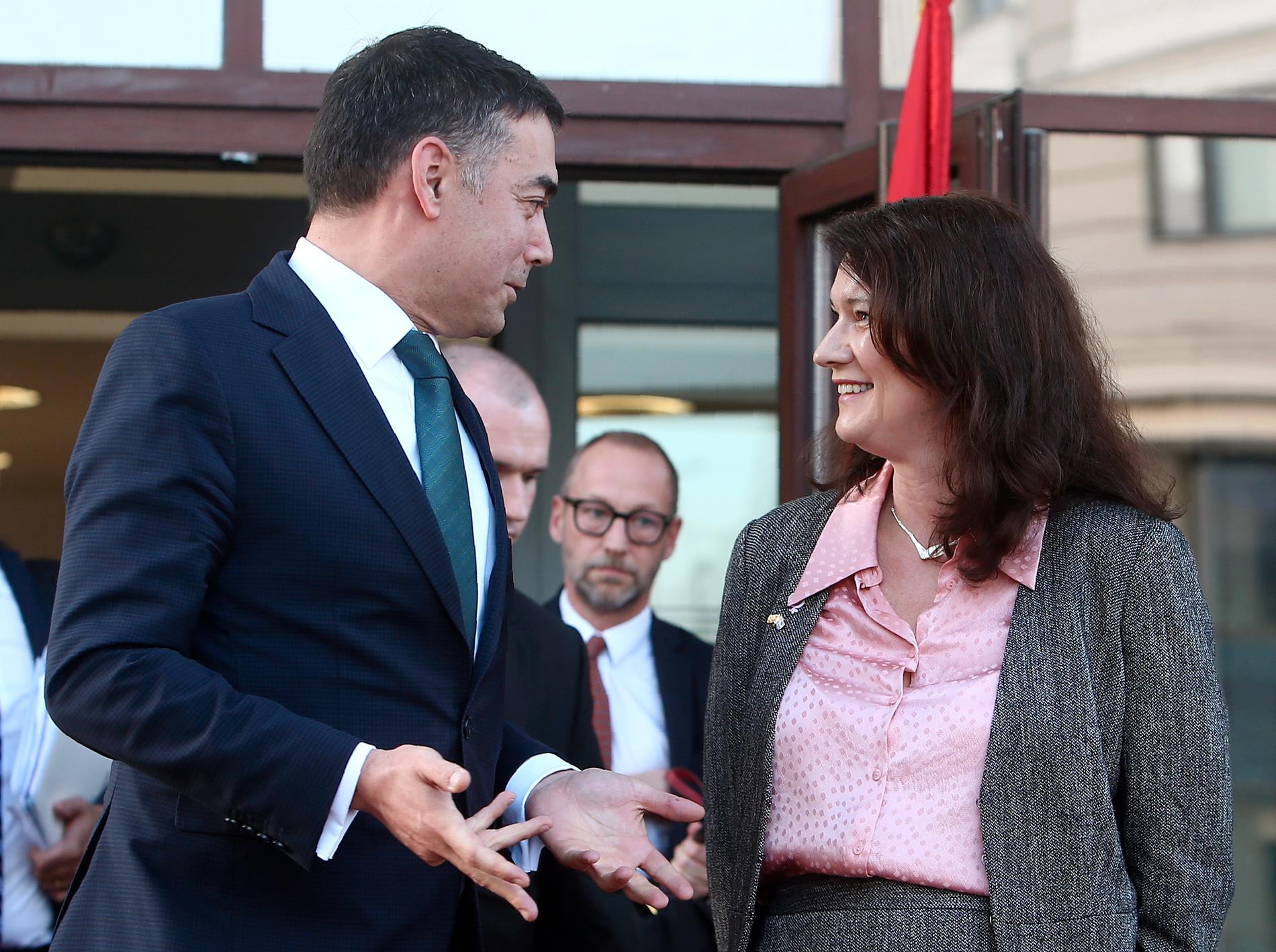 Utrikesminister Ann Linde (S) med kollegan i Nordmakedonien, Nikola Dimitrov, efter ett möte i Skopje på måndagen.