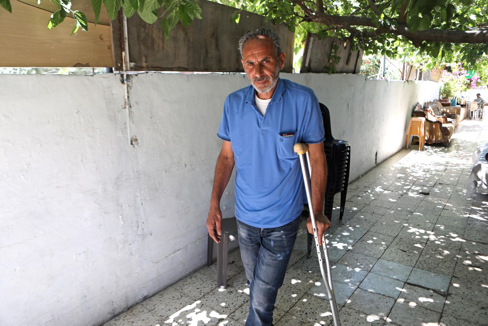 Saleh Diab bröt benet i samband med att israelisk kravallpolis störtade in i hans trädgård.
