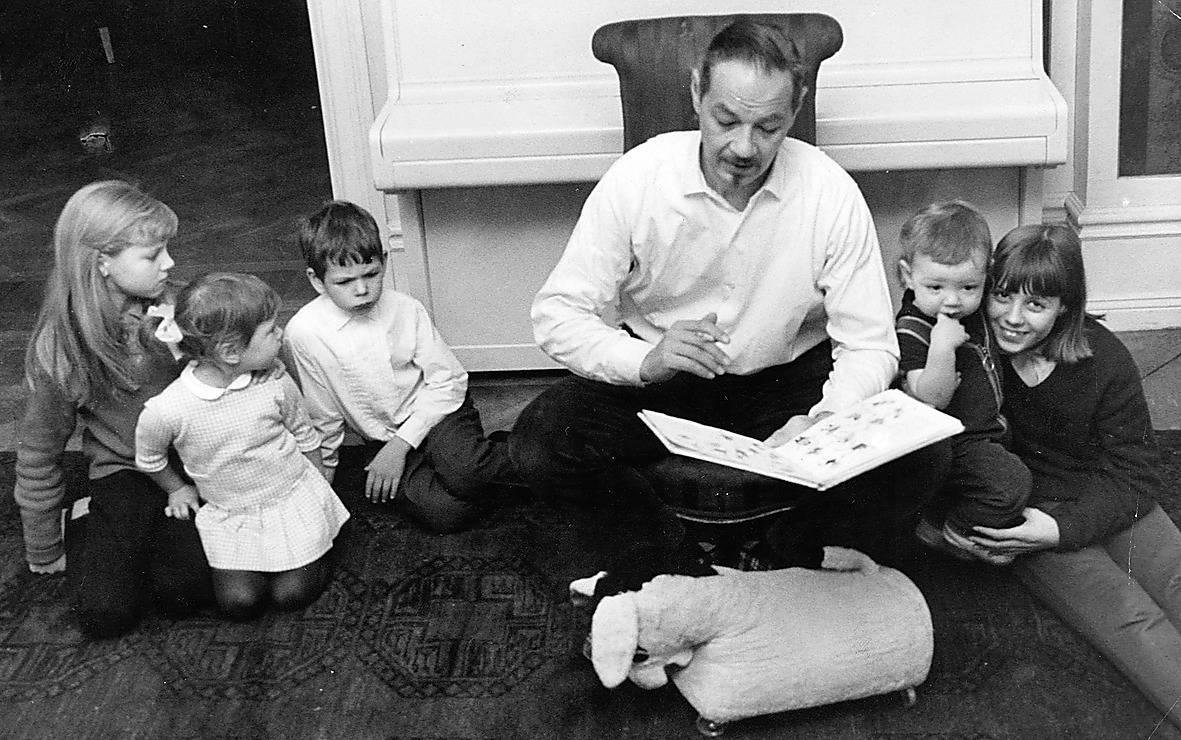 Binder ihop familjen Lennart Hellsing läser för sina barn 1965. Han säger att de är en anledning till att äktenskapet med Yvonne Lombard har varat i över 60 år.