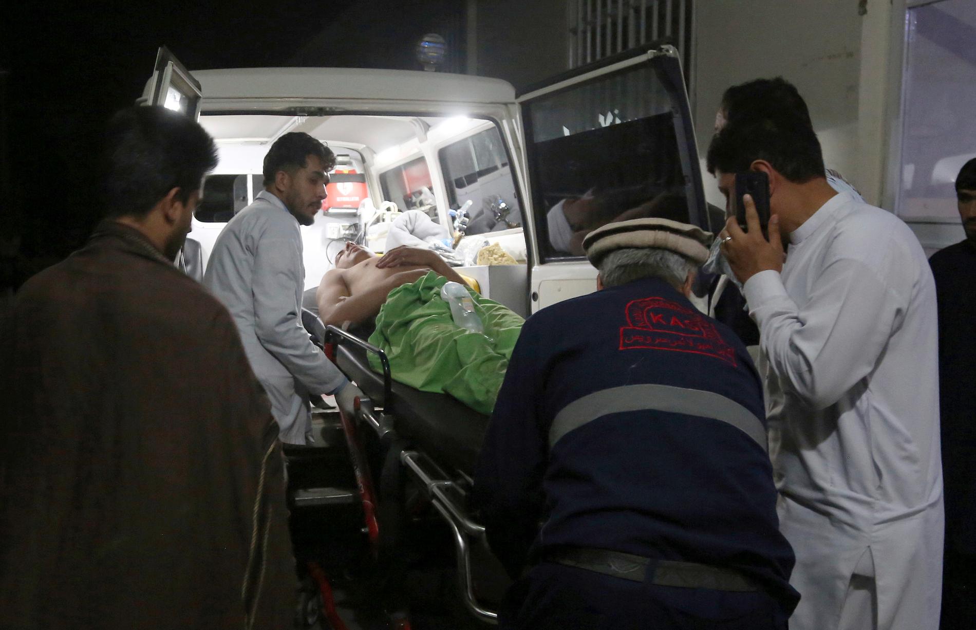 En självmordsbombare utlöste en bomb på ett bröllop i Afghanistans huvudstad Kabul och dödade minst 63 människor.