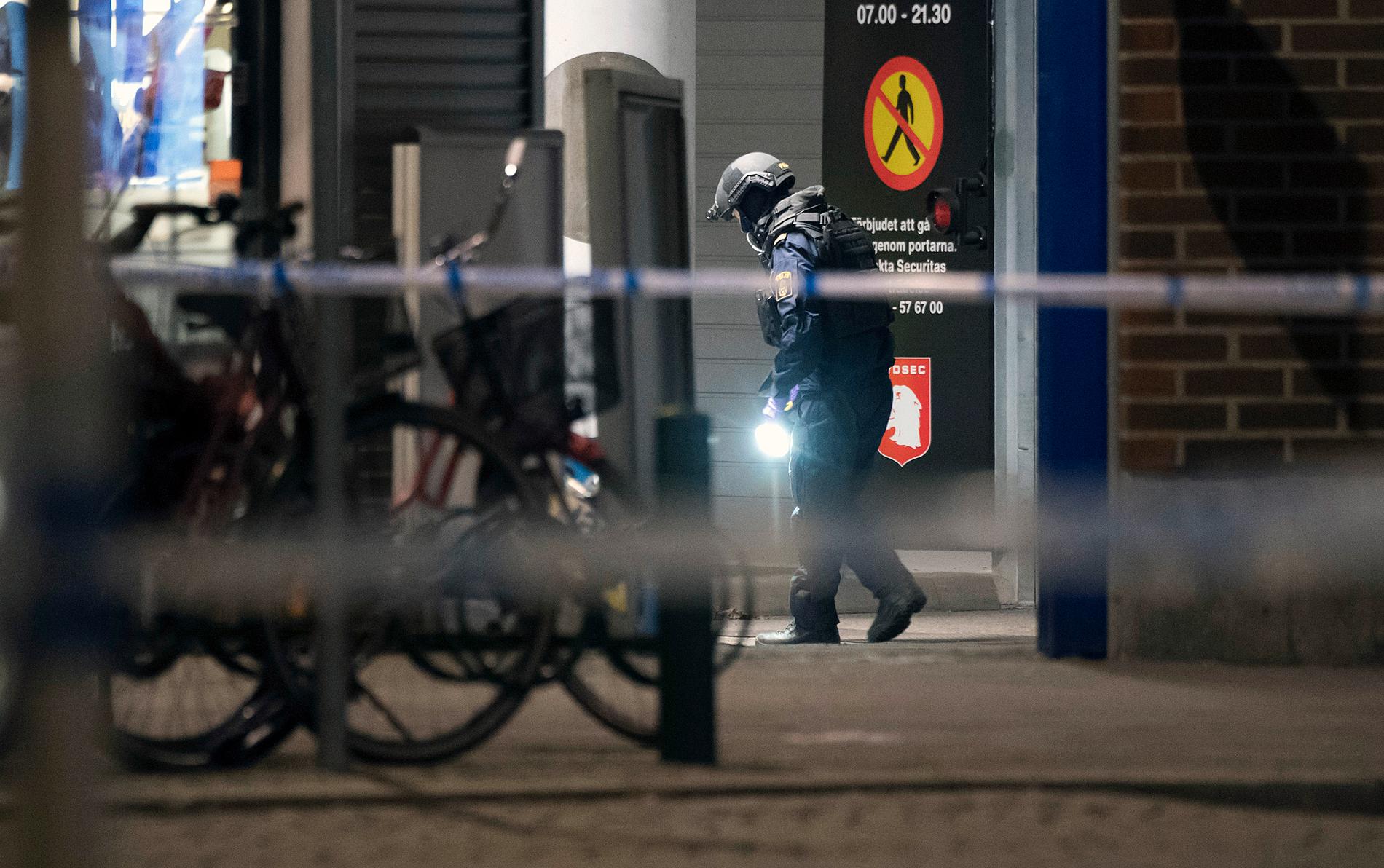 Polisens bombtekniker och kriminaltekniker i arbete. En detonation har skett i centrala Malmö. 