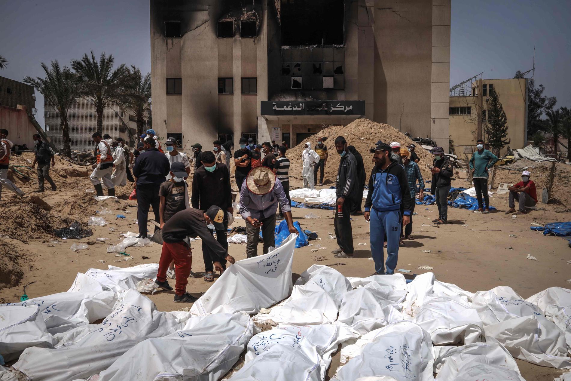 Kroppar som grävts fram vid Nassersjukhuset i Khan Yunis. Bild tagen den 23 april.