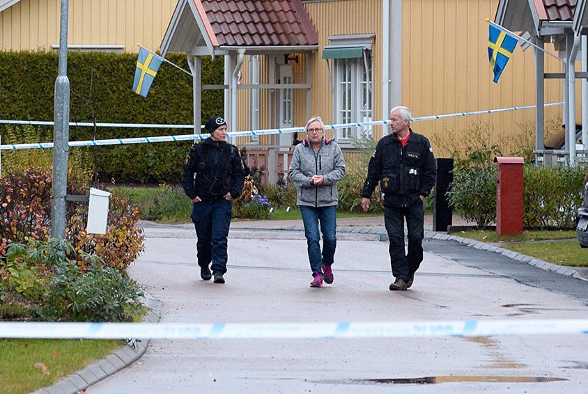 Tre poliser syns i villaområdet där skjutningen skedde.