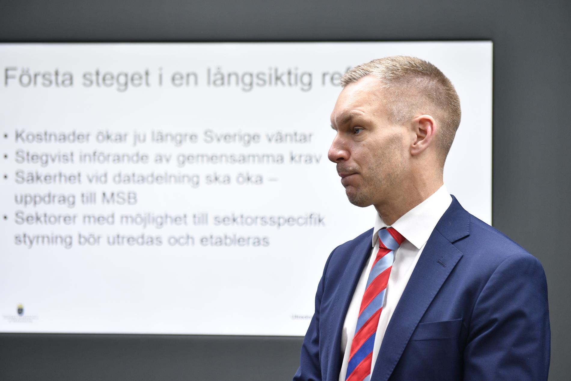 Civilminister Erik Slottner (KD) under en pressträff där utredningen rörande datadelning mellan myndigheter presenteras.
