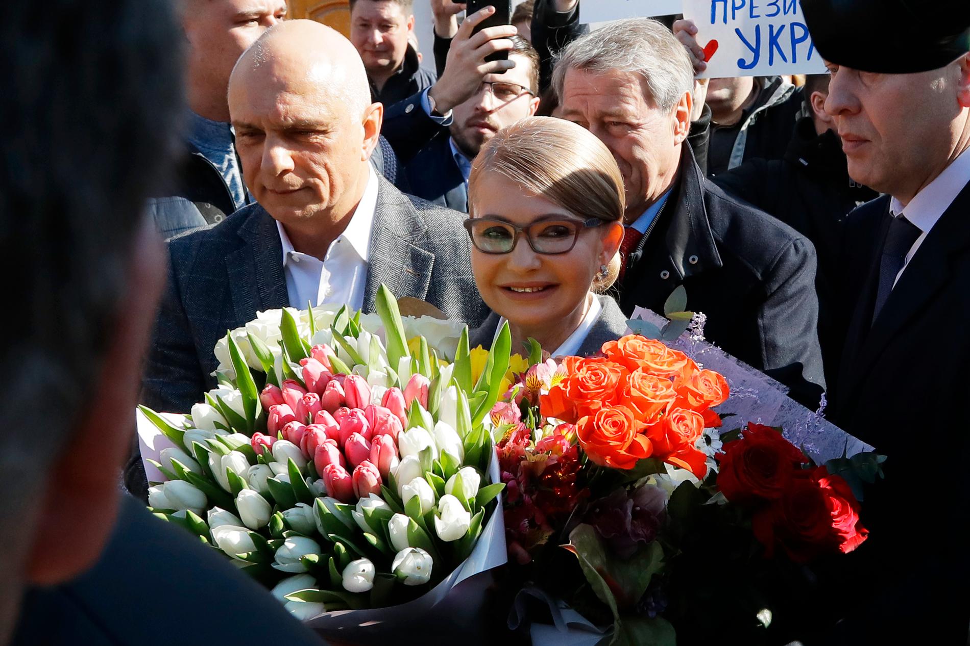 Förra premiärministern Julia Tymosjenko lämnar vallokalen på söndagen.
