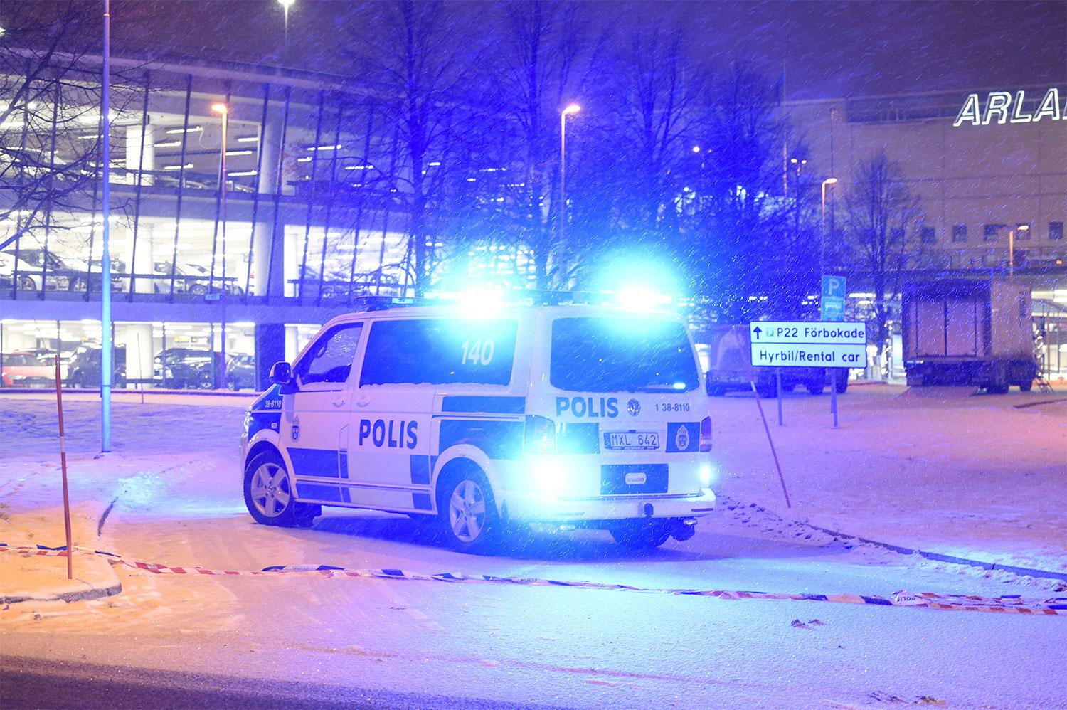 Ett misstänkt paket hittades på tisdagsmorgonen i ett parkeringshus vid Arlanda flygplats.