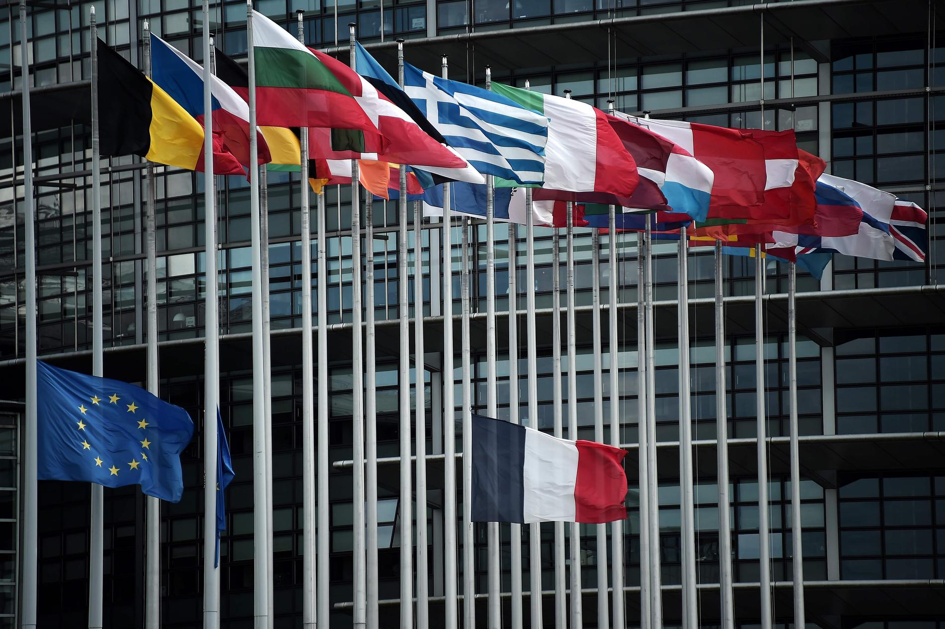 Frankrikes och EU:s flaggor vajar på halvstång vid det europeiska parlamentet i Strasbourg i Frankrike.