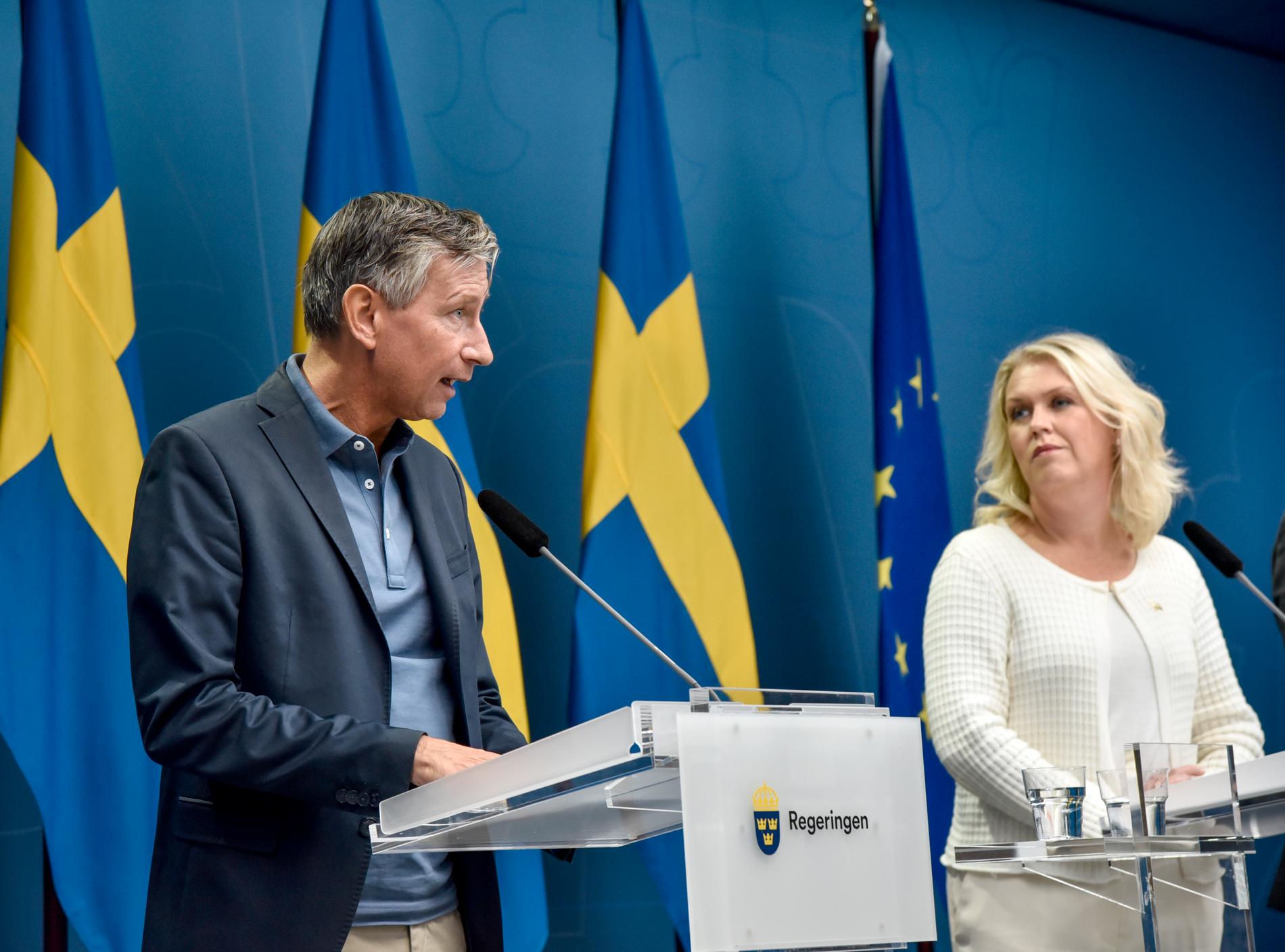 Sveriges vaccinsamordnare Richard Bergström och Socialminister Lena Hellengren under en pressträff om arbetet med Sveriges vaccinstrategi.