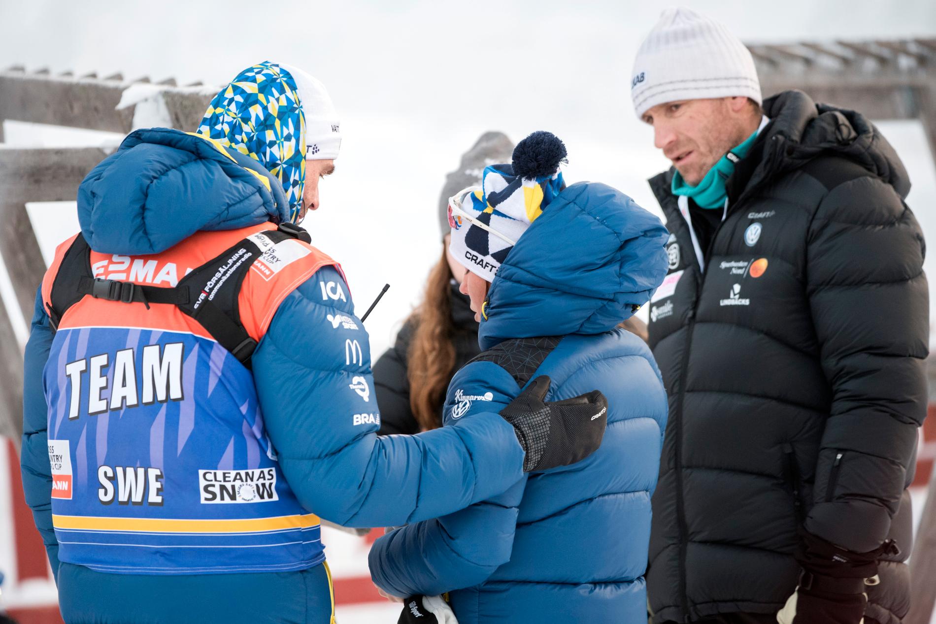 Charlotte Kalla med läkare Per Andersson och sin tränare Magnus Ingesson efter världscuppremiären i Ruka 2016.