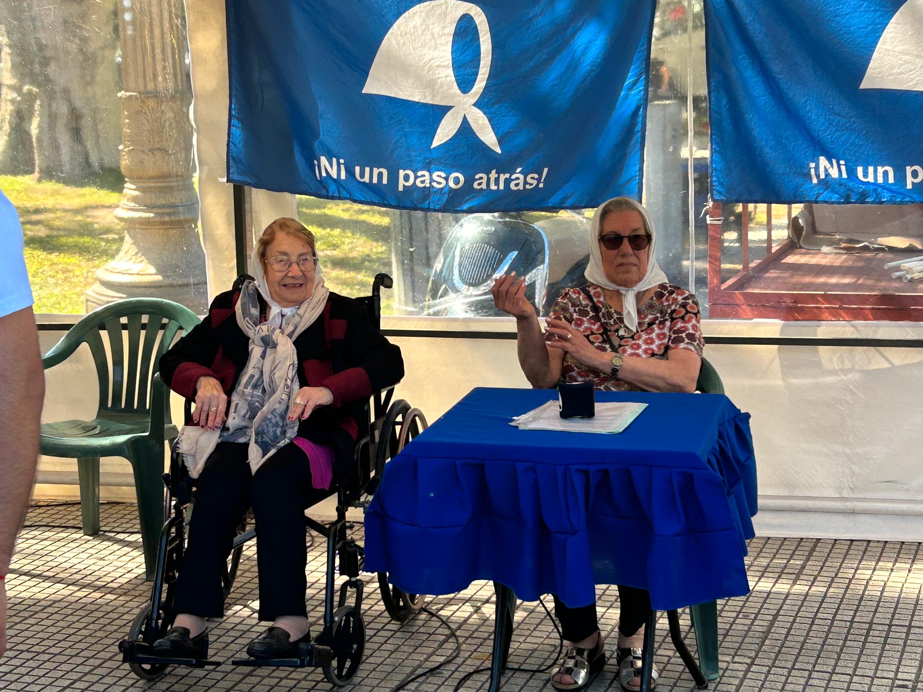 Pina Josefa, 92, och Carmen Arias, 82, tillsammans vid marsch 2 378, en solig dag. Veckan innan ösregnade det.