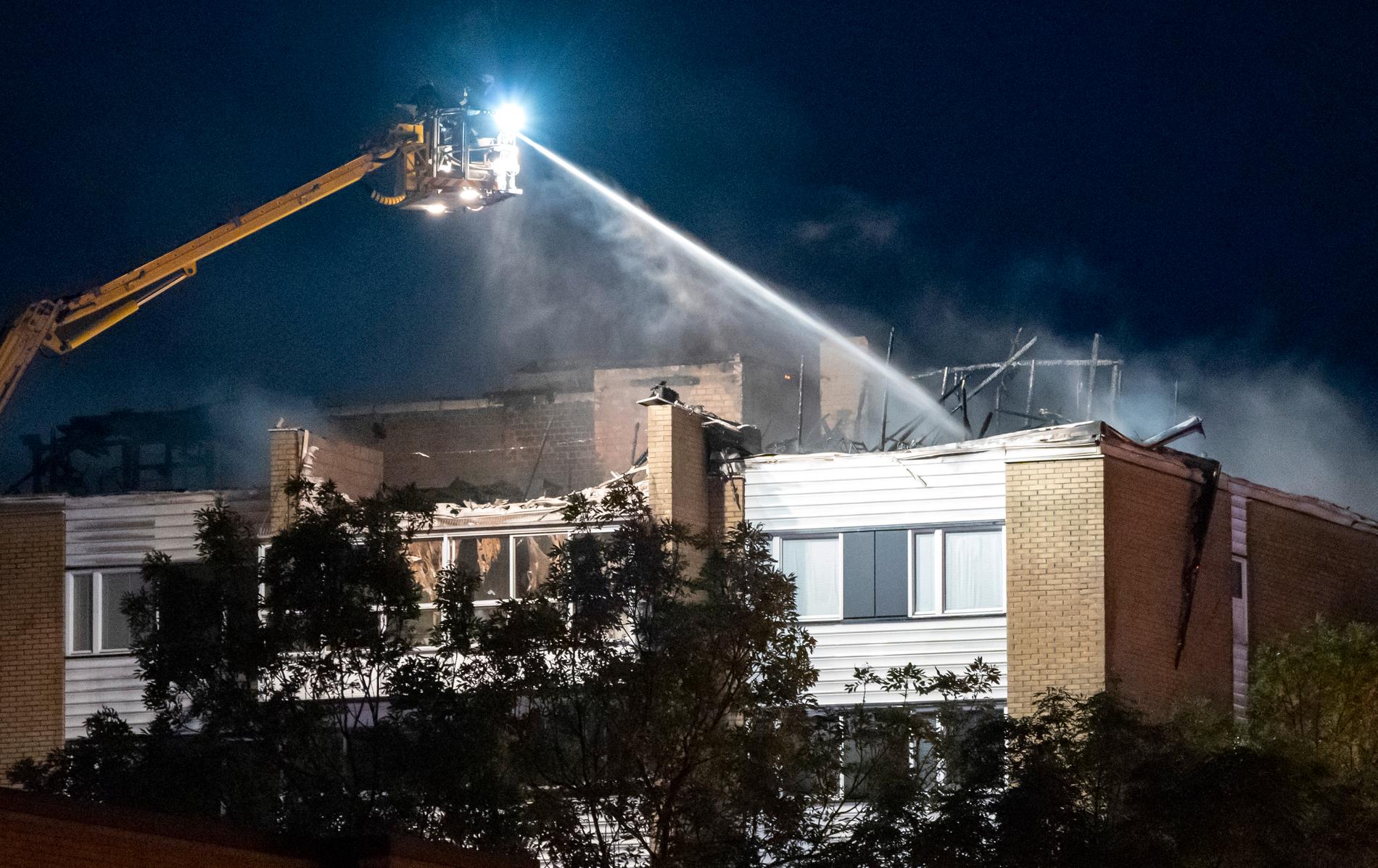En kraftig brand har brutit ut i ett flerfamiljshus i Landskrona.