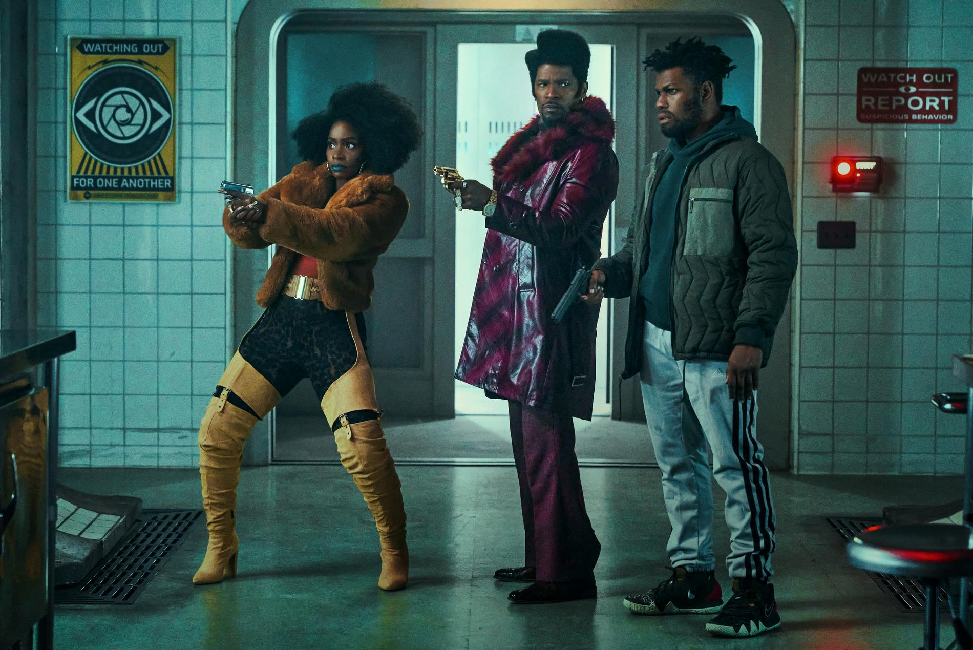 Teyonah Parris som Yo-Yo, Jamie Foxx som Slick Charles och John Boyega som Fontaine i "They cloned Tyrone" som släpps på Netflix i veckan. Pressbild.