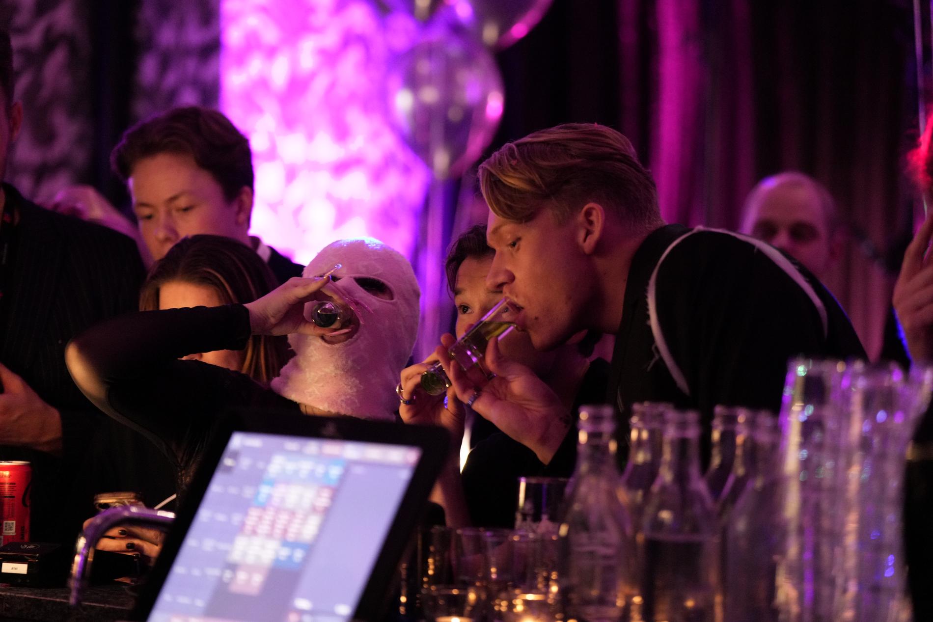 Adam Woods, Fröken Snusk och Martinus Gunnarsen shotar i baren.