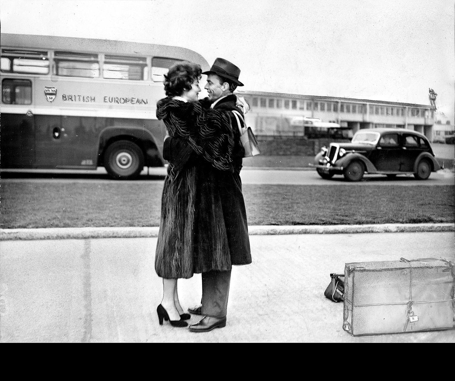 Återförenade i London En öm scen mellan Ava Gardner och Frank Sinatra på flygplatsen i London. Året efter, 1954, separerade de efter ett tre år långt, mycket stormigt äktenskap, 1957 gick deras skilsmässa igenom. Efter separationen från Sinatra flyttade Ava Gardner till Madrid, där hon umgicks med jetsetfolk och unga playboys.