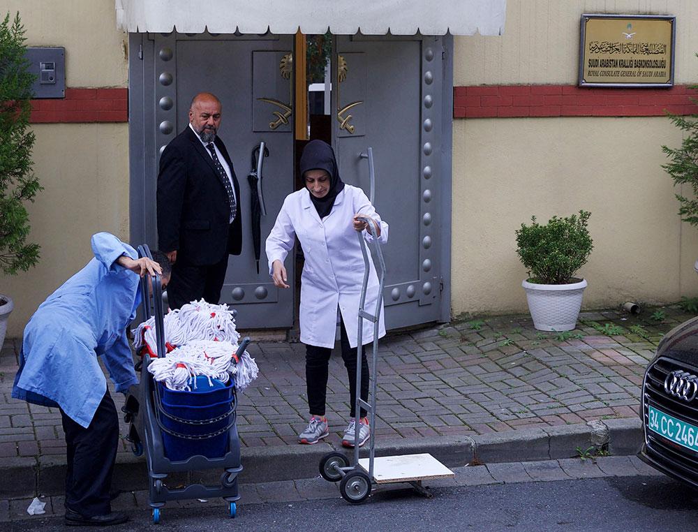 Ett städteam anländer till saudiska ambassaden i Turkiet.