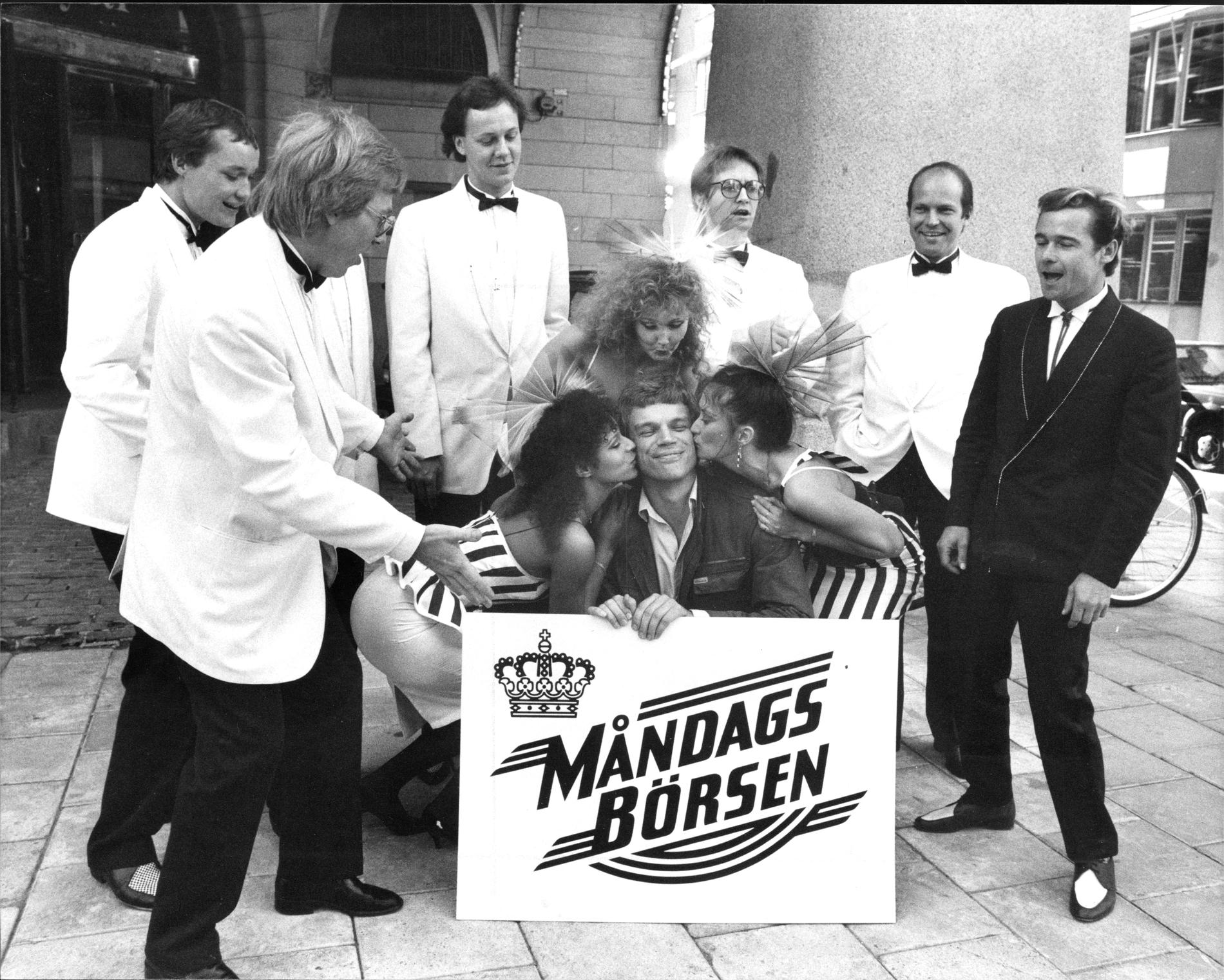 ”Måndagsbörsen” 1983 med Jonas Hallberg, Sharon Dyall, Mia Lindgren och Anna-Lotta Larsson tillsammans med ”Little Mike & The Sweet Soul Music Band”.
