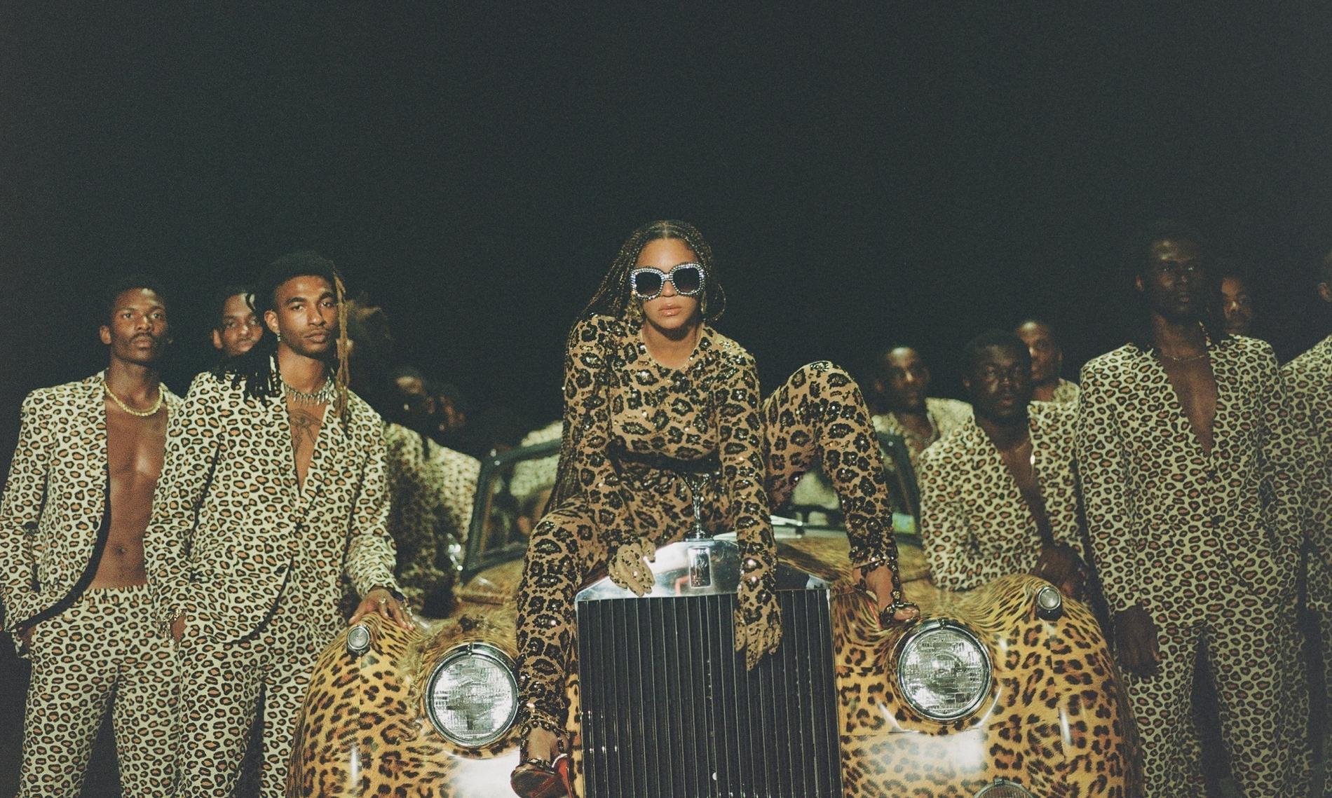 Beyoncé med entourage matchar en Rolls-Royce.